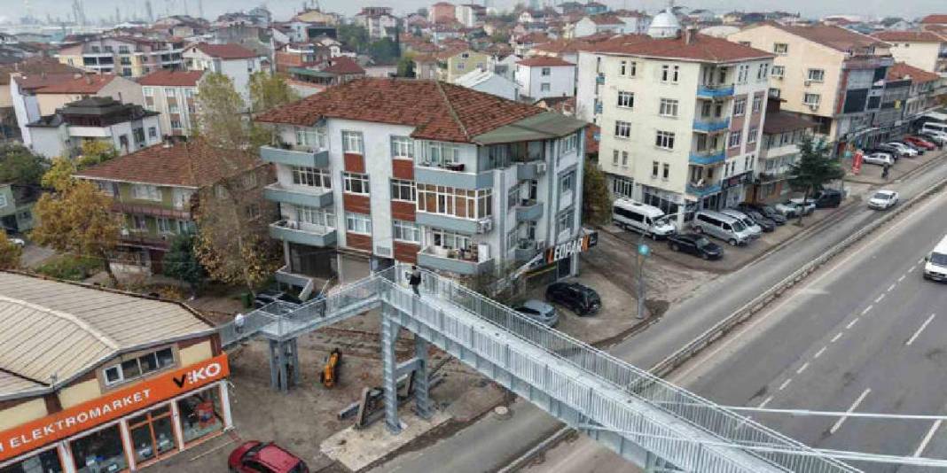 ‘Evimin içi görünüyor’ dedi, mahkeme kararıyla üst geçidi yıktırdı! Vatandaştan ‘Anlamı yok’ itirazı: “Yine ev gözüküyor” 2